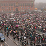 Rådhusplatsen i Köpenhamn och människor som demonstrerar.