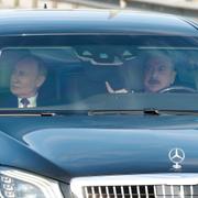 Azerbajdzjans president Ilham Aliyev, till höger, kör Vladimir Putin under den senares besök i Azerbajdzjan i dag. 