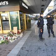 Blommor och ljus i Vällingby centrum i tisdags.