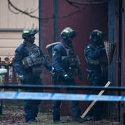 Polis gör ett tillslag på en gård utanför Hässleholm efter en explosion på Hässleholms tekniska skola som inträffade under förmiddagen.