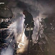 Räddningstjänsten arbetar i Charkiv med att släcka en brand den 11 februari.