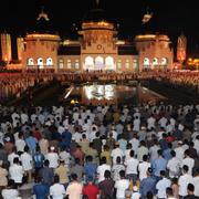 Muslimer i Indonesien ber under inledningen av Ramadan. 