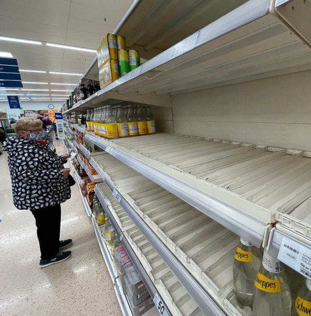 A shopper faces partly empty shelves in a supermarket in London, Thursday, Sept. 30, 2021. Retailers, manufacturers and food suppliers have reported disruptions due to a shortage of truck drivers. Frank Augstein / TT NYHETSBYRÅN