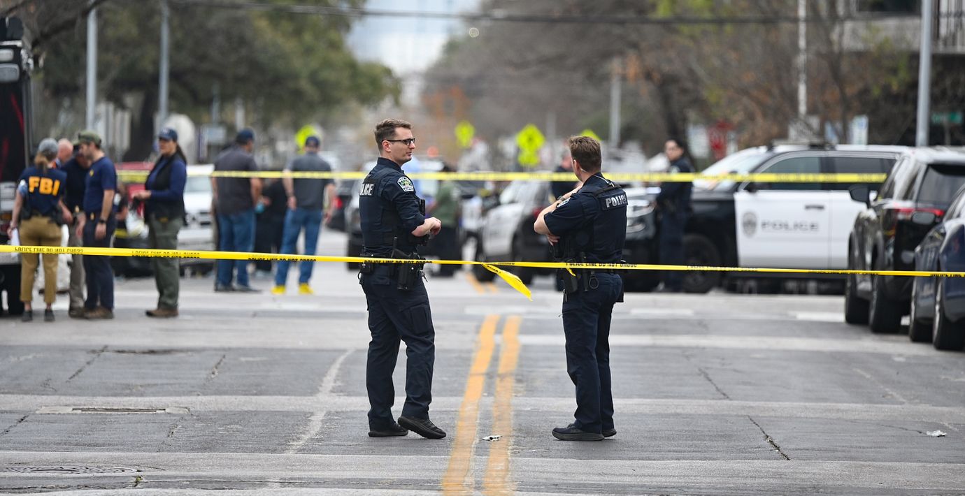 Poliser vid nattklubben.