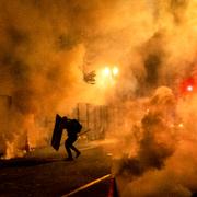 Protester utanför den domstolsbyggnad där ett tillfälligt stängsel satts upp.