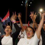 Väljare som stöttar Ortega firar valresultatet.