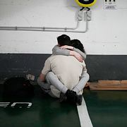 Människor tar skydd i ett parkeringsgarage i Tel Aviv.