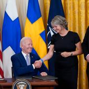 USA:s president Joe Biden och Sveriges ambassadör i Washington, Karin Olofsdotter.