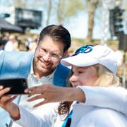 Jimmie Åkesson går med på en selfie efter sitt vårtal.