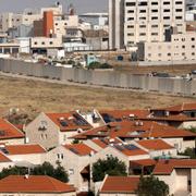 Bosättningen Pisgat Ze’ev i östra Jerusalem intill muren som Israel byggt mot de palestinska områdena. 22 maj 2022. 
