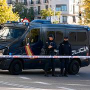 Spansk polis under utredningen av brevbomberna.