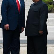 Donald  och Kim Jong-Un vid ledarnas korta möte i juni