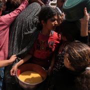 Människor i norra Gaza vid ett lokalt soppkök. 