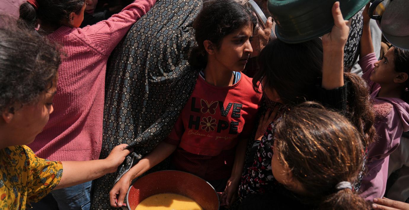Människor i norra Gaza vid ett lokalt soppkök. 