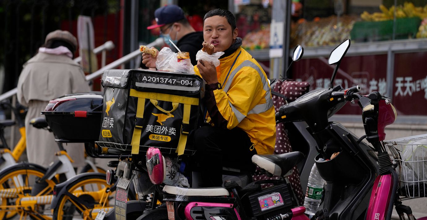 Anställd på blixtleveransföretaget Meituan tar lunchpaus.