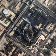 En brand bröt ut efter en drönarattack mot ett oljeraffinaderi i Saudiarabien. Satellitbilden togs den 2 mars.