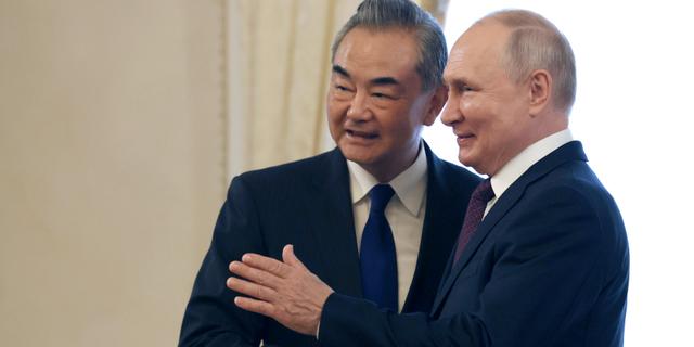 Vladimir Putin mötte Kinas utrikesminister Wang Yi i Sankt Petersburg i dag.   Mikhail Metzel / AP