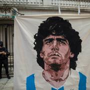 En banner som visar en bild på Maradona under en minnesceremoni. 