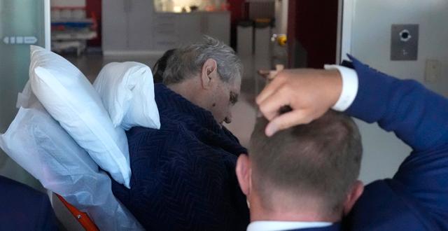 MIlos Zeman när han fördes till sjukhuset den 10 oktober.  Petr David Josek / TT NYHETSBYRÅN