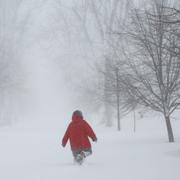 Person försöker ta sig genom stora snömassor i New York. 