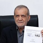Irans president Masoud Pezeshkian när han skrivit under avtalet i Teheran.