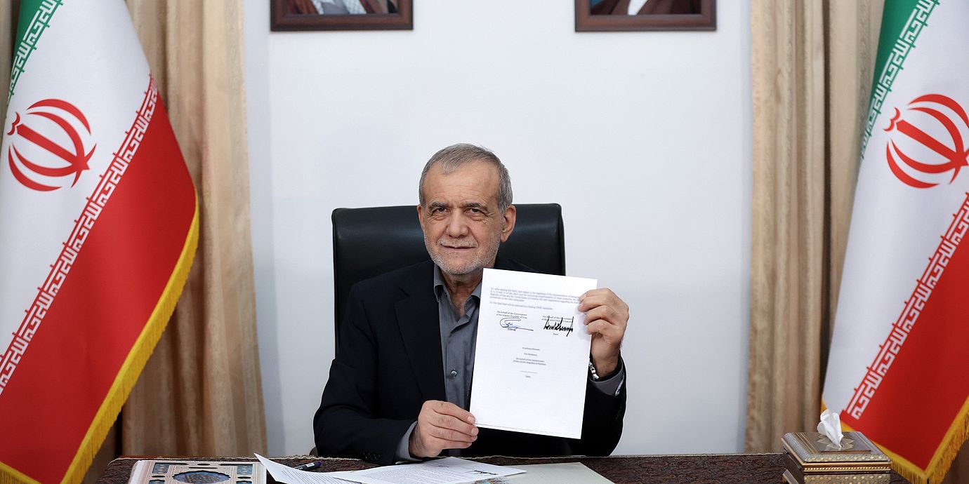 Irans president Masoud Pezeshkian när han skrivit under avtalet i Teheran.