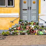 Blommor lämnas utanför Pape Poulsens bostad i Viborg. 