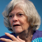 Polis på plats utanför Widdecombes hem/Widdecombe 2019