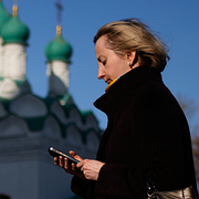 Bild från en video som sprids på sociala medier och som sägs visa drönarattacken 8 oktober mot Yandex datacenter i regionen Rjazan. Bilden till höger: Arkivbild.