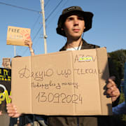 Ukrainaren Anatolii Mikheev, som tidigare hållits som krigsfånge av Ryssland, demonstrerar för soldaterna som ännu hålls fångna.