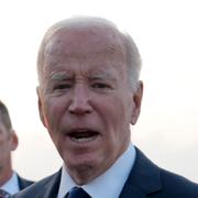 Joe Biden möter pressen innan han lyfter från Brandenburgs flygplats i Berlin. 