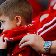 En ung Liverpoolsupporter på Anfield i dag.