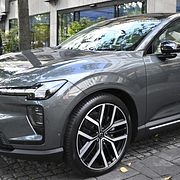 En Volvo EX 60 visas upp i Stockholm. En modell du behöver köra själv, något som biltillverkaren vill komma ifrån – så småningom.