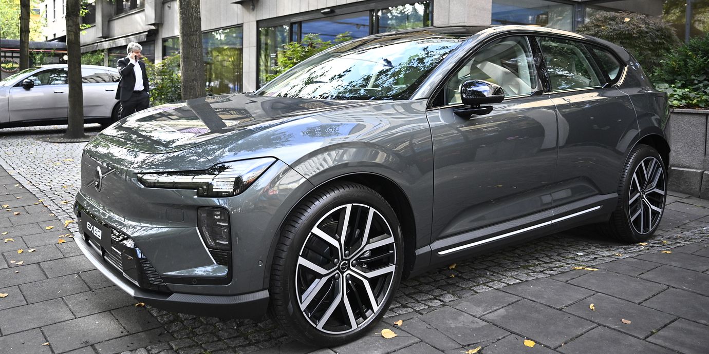 En Volvo EX 60 visas upp i Stockholm. En modell du behöver köra själv, något som biltillverkaren vill komma ifrån – så småningom.
