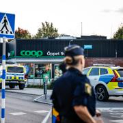 Polis på plats vid en Coop-butik i Flysta i västra Stockholm där två män i 30-årsåldern knivskadades på lördagen. 