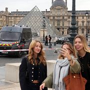 Turister tar selfies framför Louvren efter kuppen den 19 oktober 2025.
