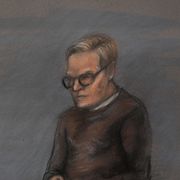 Rättegångsteckning som föreställer Marius Borg Høiby