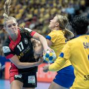 Tysklands Anne Höbinger och Sveriges Isabelle Gulldén i närkamp under onsdagens match.