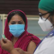 Sjukvårdare i Mumbai väntar på att vaccineras, 19 januari.