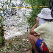 Anhöriga följer räddningsarbetet vid det kollapsade sopberget i Cebu City på lördagen.