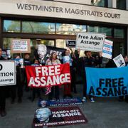 Demonstation till stöd för Julian Assange utanför domstol i London. 