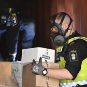 Tullinspektörer öppnar en container i Norviks hamn i Nynäshamn. Bilden är tagen i ett annat sammanhang än det omskrivna narkotikatillslaget på samma plats.