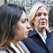 Vänsterpartiets partiledare Nooshi Dadgostar och Socialdemokraternas partiledare Magdalena Andersson.