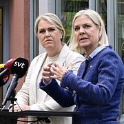 Socialdemokraternas partiledare Magdalena Andersson och Lena Hallengren (S) på pressträffen.