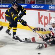  Fabian Zetterlund kör nästan bokstavligen över Andres Ambuehl under torsdagens match.