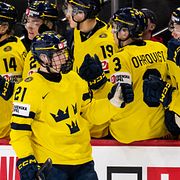 Viggo Björck firar med lagkamraterna efter att ha gjort 1-4 during mot Tyskland den 29 december. 