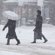 Dagens vädervarningar från SMHI. Det nedre gula fältet varnar för plötsliga ishalka, medan övriga varnar för snöfall.