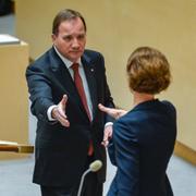 Arkivbild: Stefan Löfven och Anna Kinberg Batra skakar hand i riksdagen.