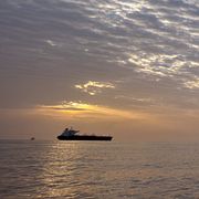 Soluppgång över oljetankers i Hormuzsundet.