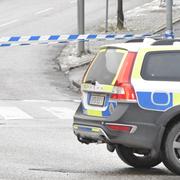 Polisens avspärrning efter skottlossning från ett fordon mot ett annat på Bällstavägen i stadsdelen Mariehäll nära Bromma flygplats.